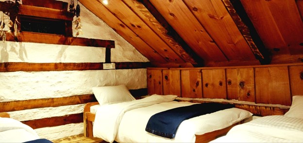3 Beds Attic Room